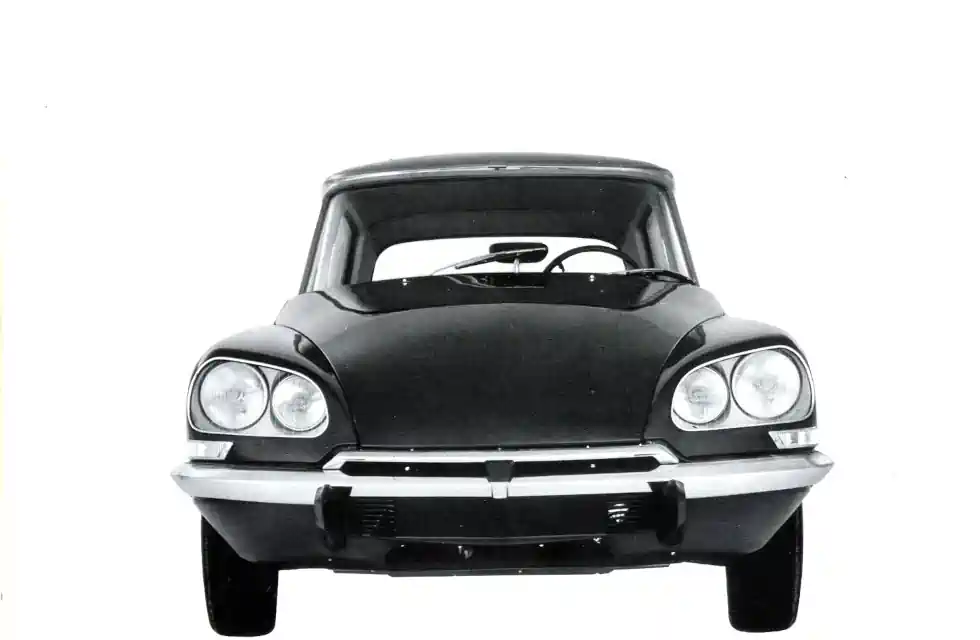 Front view of the 1968 Citroën DS showcasing its design symmetry